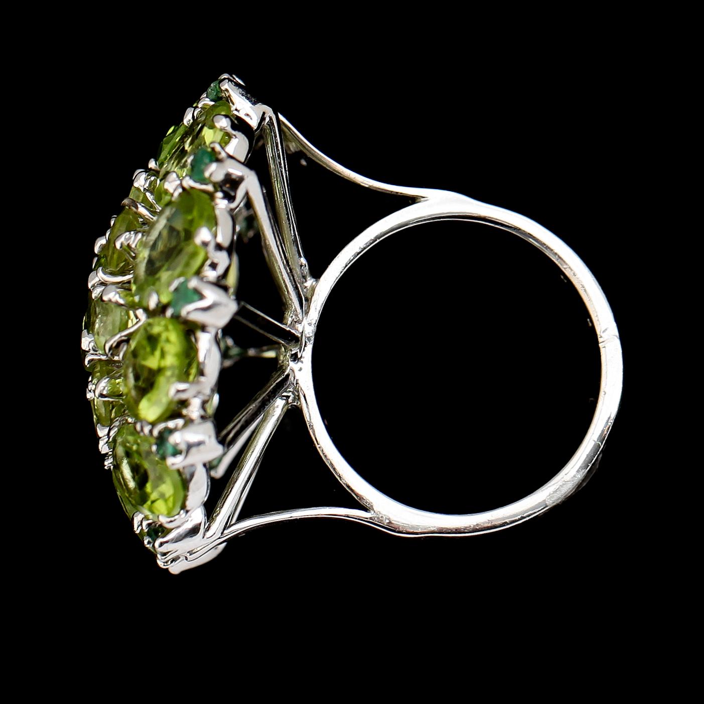 COCKTAILRING, 925 sterlingsilver, gröna peridoter.