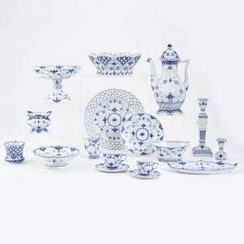 Kaffeservis, porslin, 49 delar, 'Musselmalet', helblonde samt halvblonde, Royal Copenhagen.