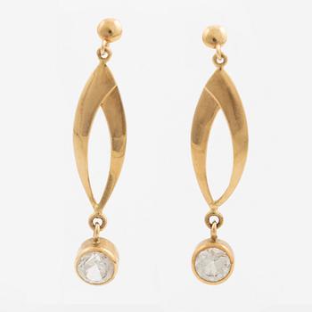 Örhängen 18K guld med fasettslipade vita stenar.