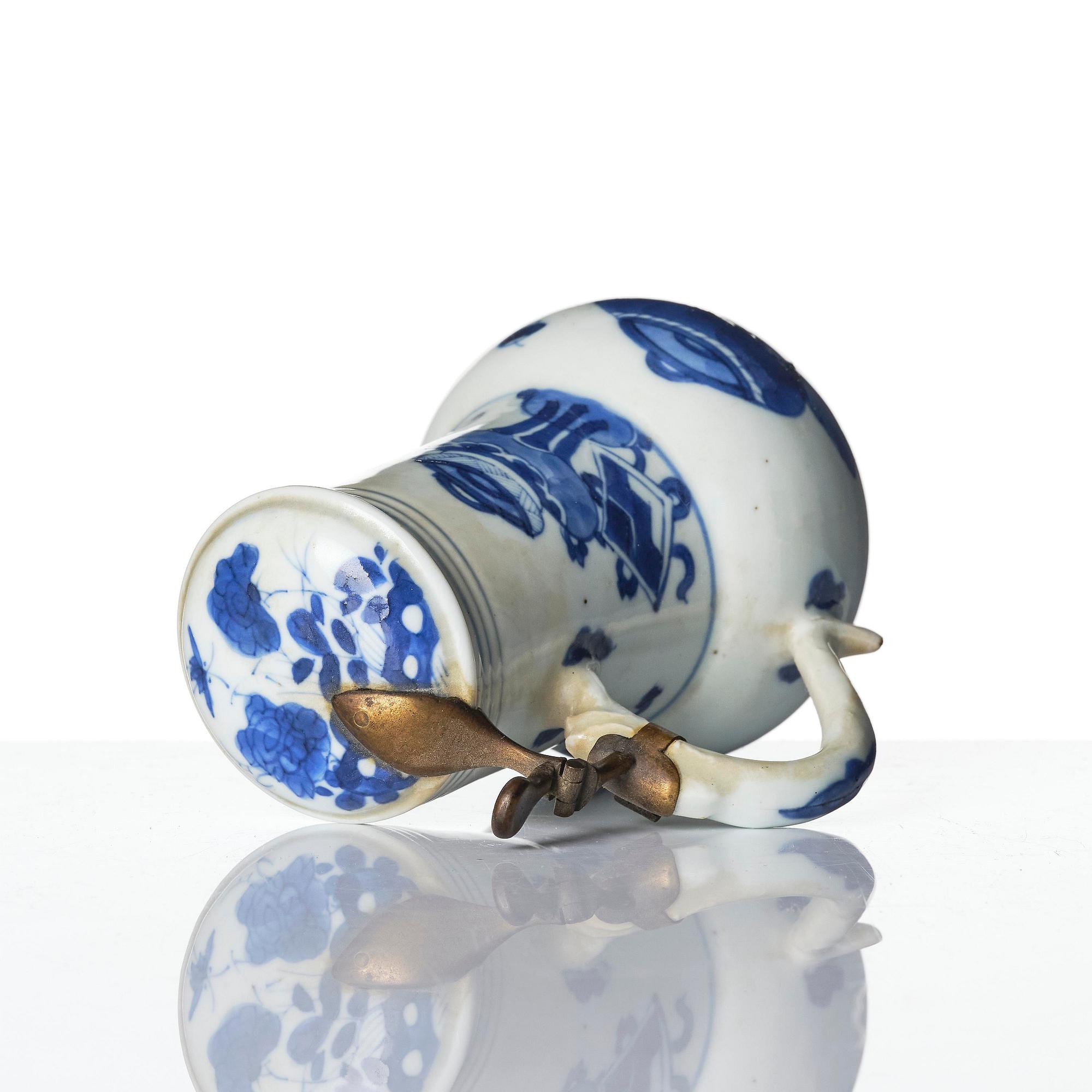 Kanna med lock, porslin. Qingdynastin, Kangxi (1662-1722).