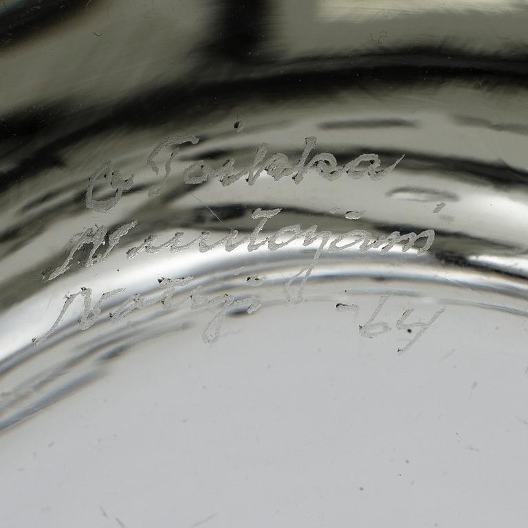 OIVA TOIKKA, A BOWL. OT 2-125. Signed Oiva Toikka, Nuutajärvi, 1964.