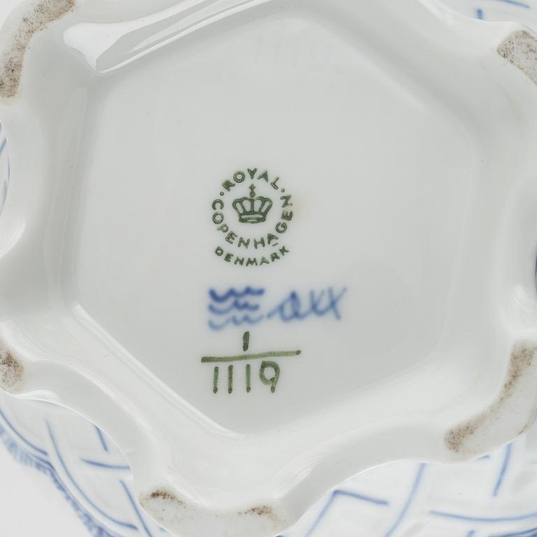 Teservisdelar, 5 st, porslin, "Musselmalet", Royal Copenhagen, Danmark.