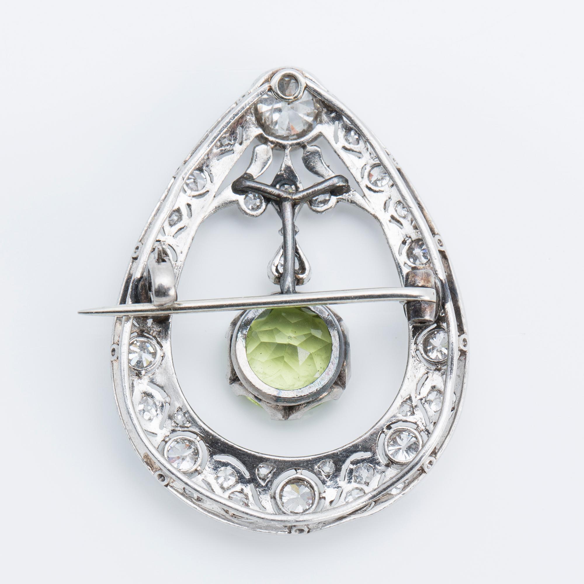 A ca 1.00 cts old-cut diamond brooch with peridot and rose-cut diamonds.
