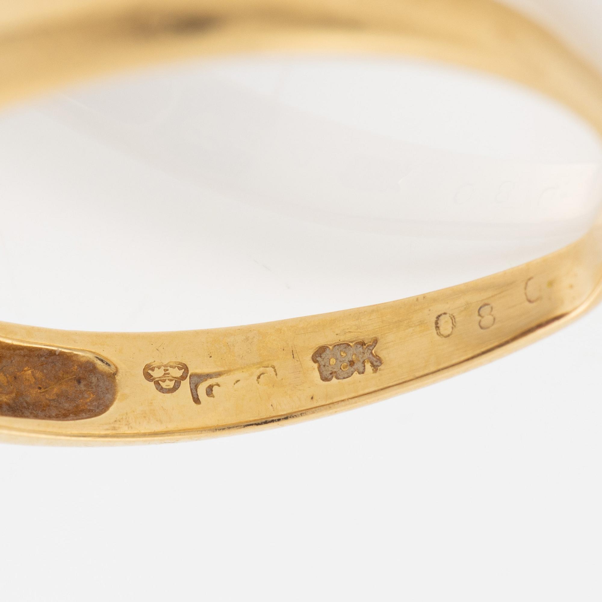 Ring, 18K guld med rubin och briljantslipade diamanter.