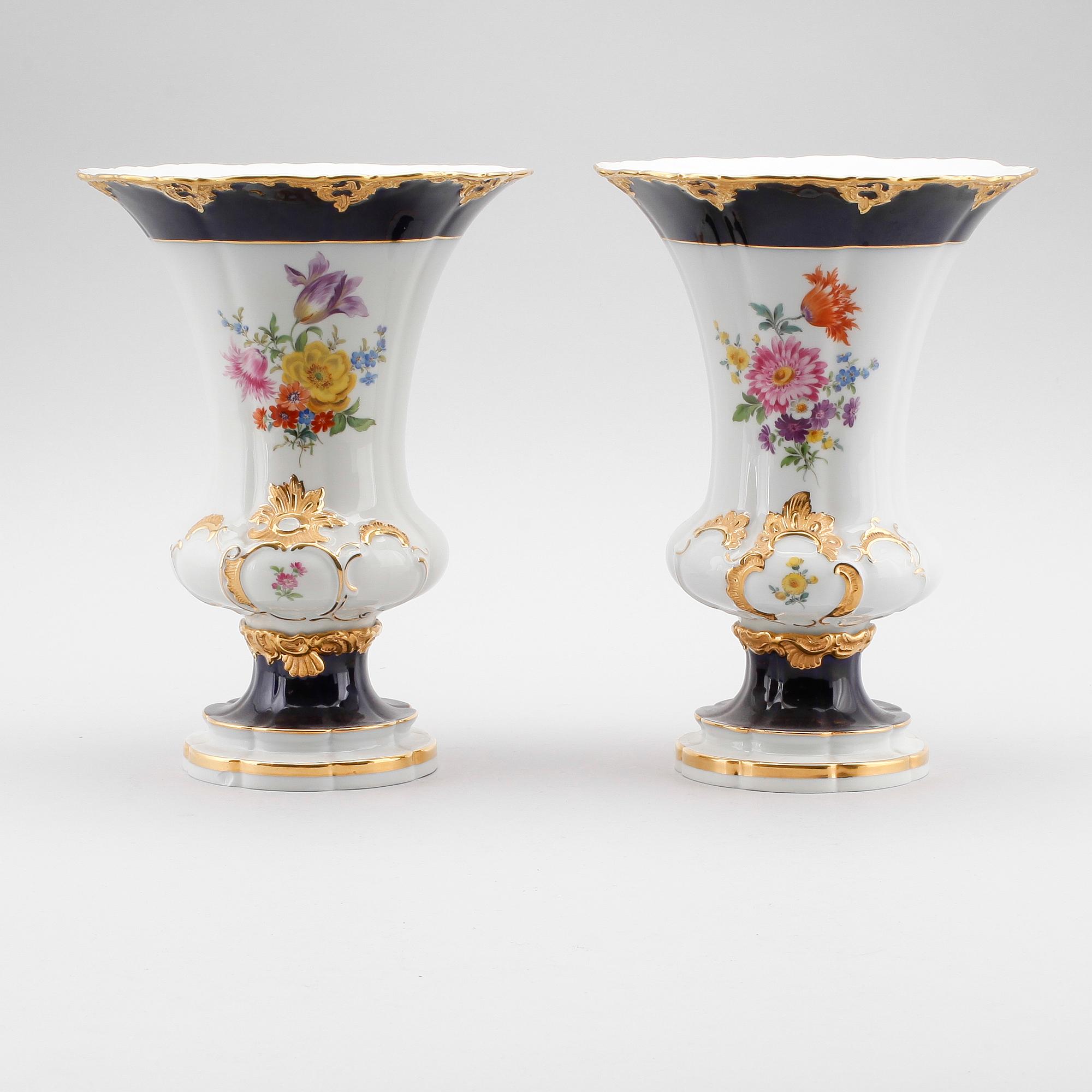 VASER, 2 st, porslin, Meissen, 1900-talets andra hälft.