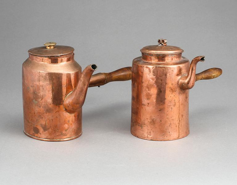 CHOKLADKANNOR, 2 st, koppar, 1800-tal, samt SKÅL, terrakotta, modern tillverkning.