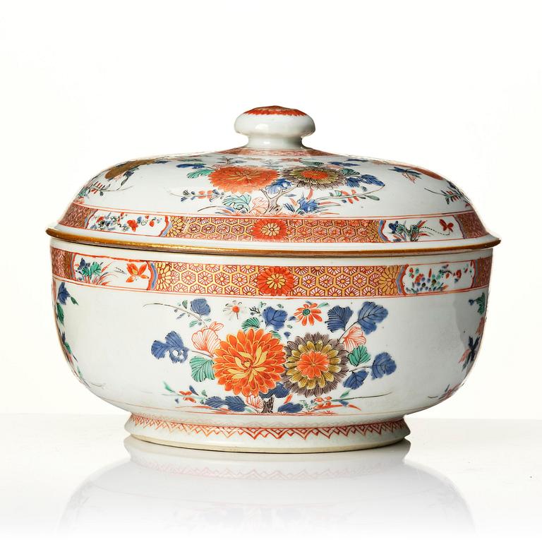 Terrin med lock, porslin. Qingdynastin, Kangxi (1662-1722).
