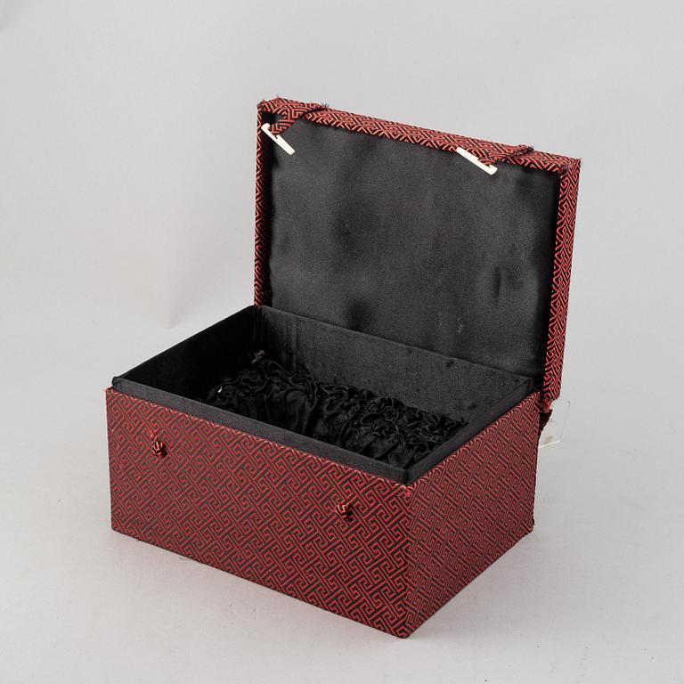 Lådor, fem stycken, tygklädda. Kina.