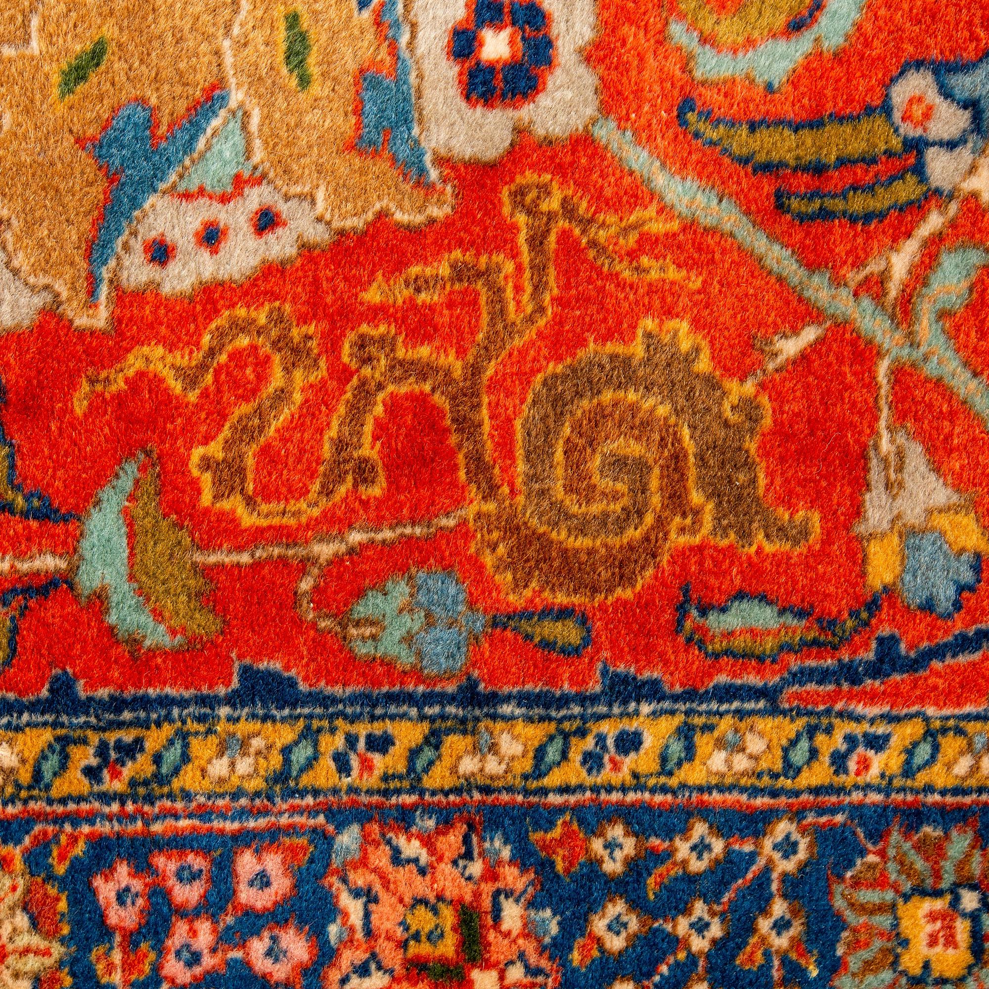 Matta, semiantik Täbris, ca 528-535 x 346,5-352,5 cm, signerad Farhan.