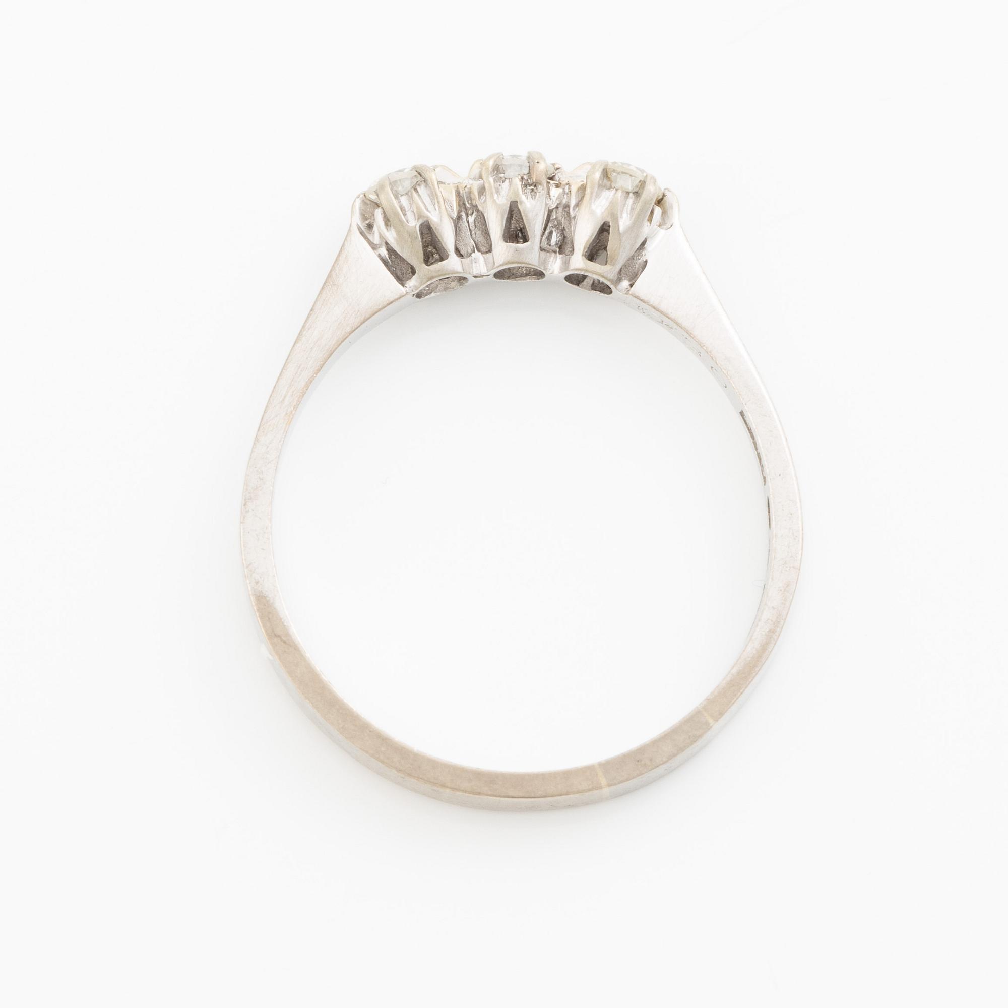 Ring, 18K vitguld med tre briljantslipade diamanter.