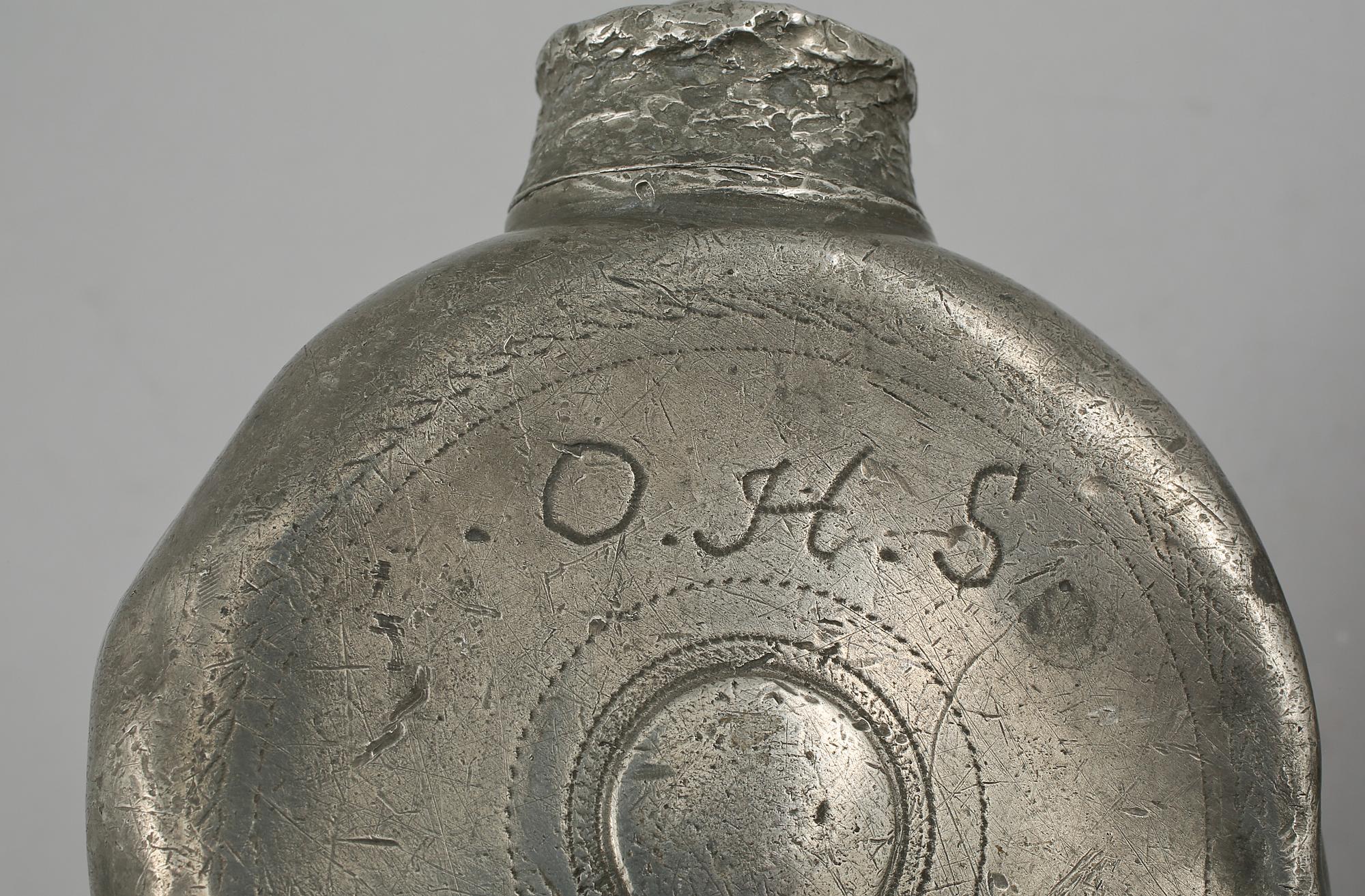 PLUNTOR, 2 st, tenn, en med otydliga stämplar, sannolikt Jönköping, 1800-tal.