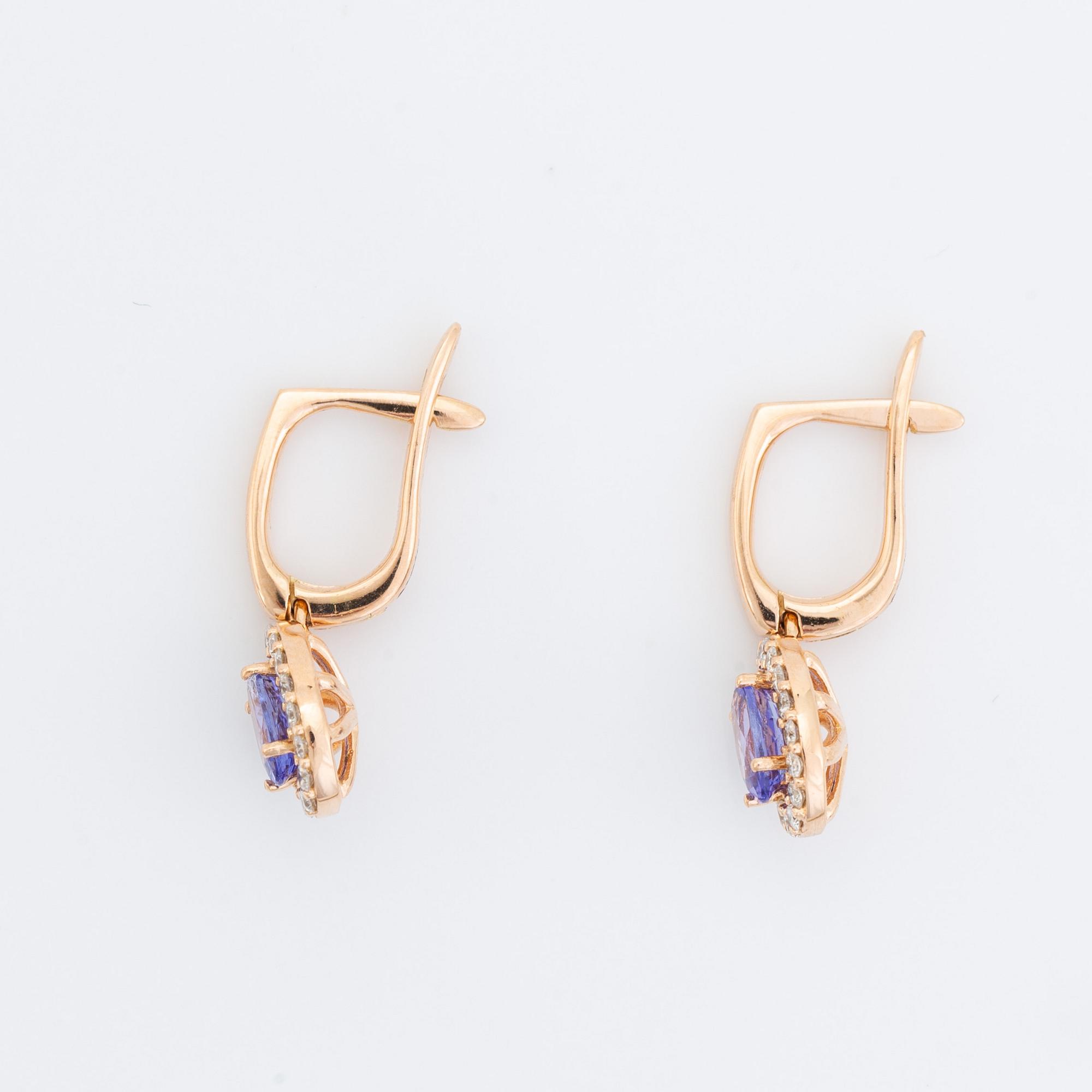 Örhängen med tanzaniter och briljantslipade diamanter.