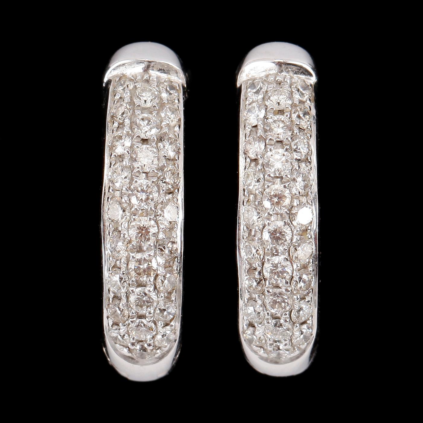 ÖRHÄNGEN, ett par, 18k vitguld med briljantslipade diamanter tot ca0,88ct. Vikt 7g.