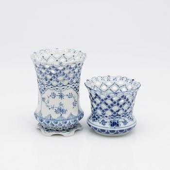 Royal Copenhagen, Service pieces, 20 pieces, porcelain, "Musselmalet helblond and halvblond", Denmark.