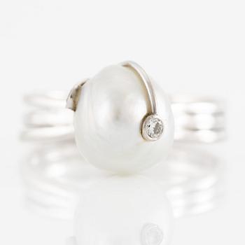 Ring 18K white gold with a baroque cultured pearl.