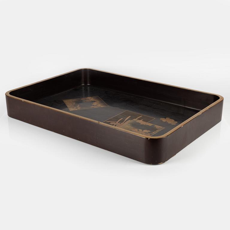 A Japanese lacquered tray, Meiji period (1868-1912).