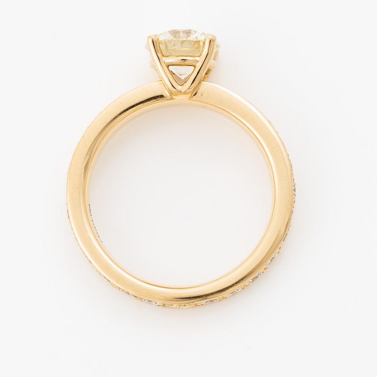 Ring 18K gold with brilliant-cut diamonds.