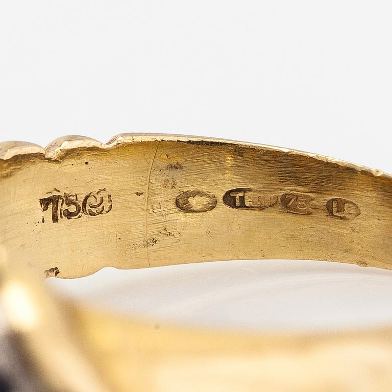 Ring, 18K guld, safirer, smaragder och diamanter ca 0.21 ct tot.