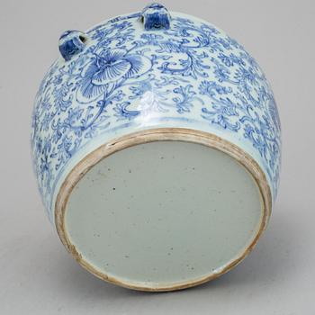 A Chinese blue and white porcelain food container with lid, Qing dynasty, 19th century.