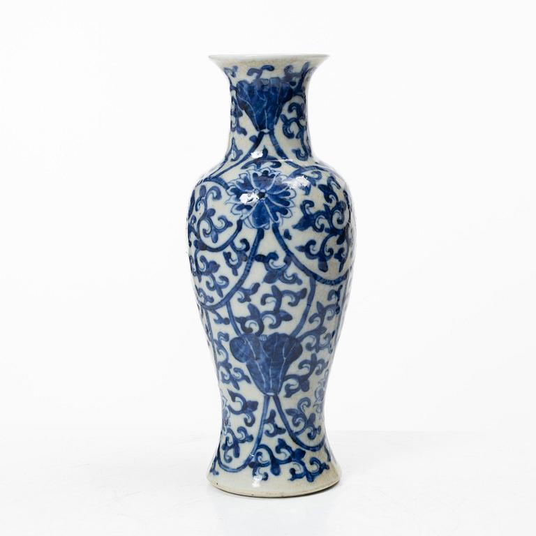 Vas, porslin. Sen Qingdynasti.