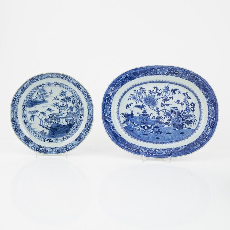 54 dinner service pieces, blue and white porcelain, Qing Dynasti, China, 18th/19th century.