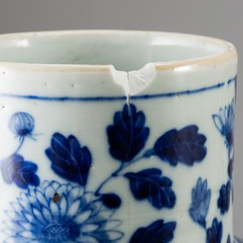 A pair of blue and white vases, Qing dynasty, late 19th century.