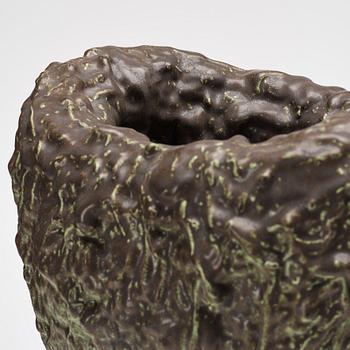 Mårten Medbo, vas, signerad och daterad 2001.