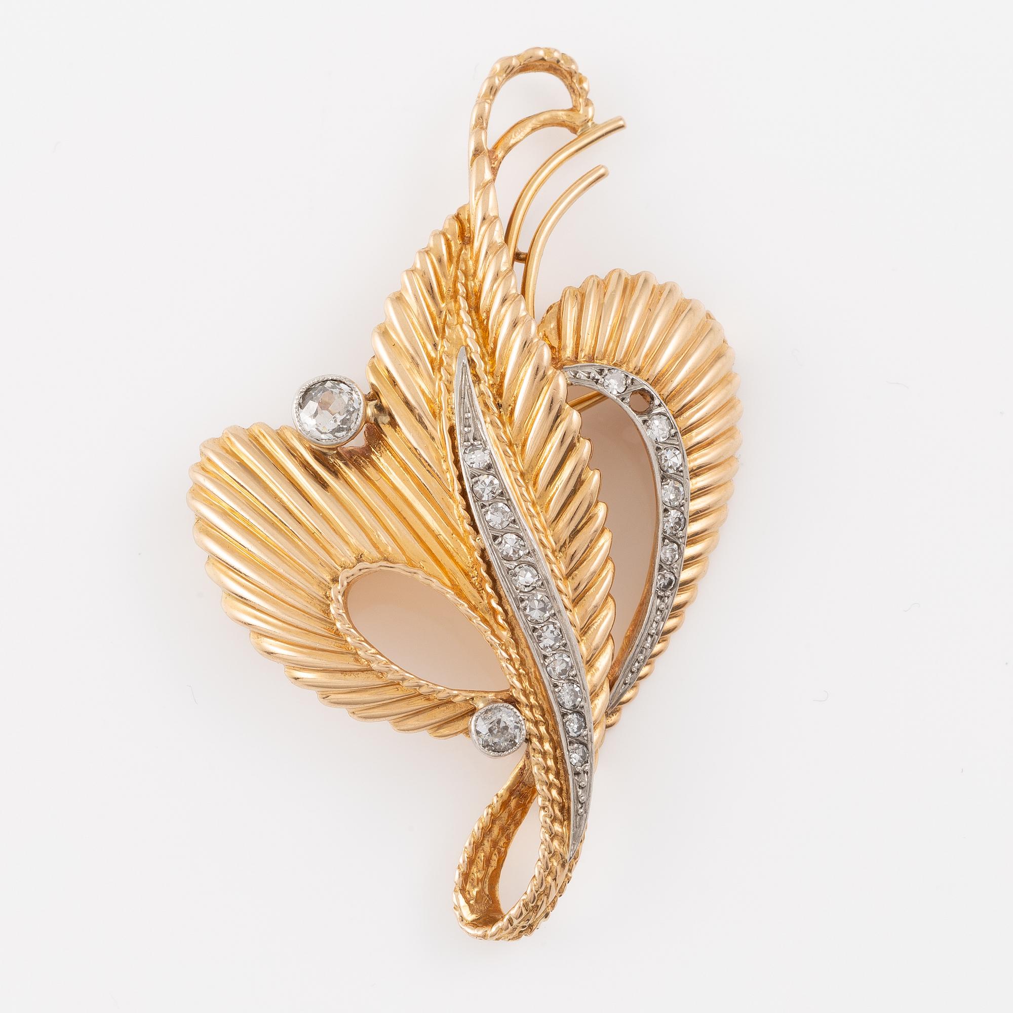 Brooch/pendant in 18K gold set with old- and eight-cut diamonds.