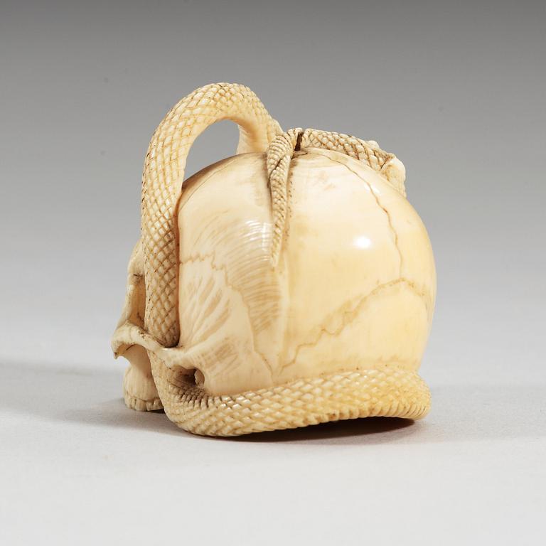 A Japanese ivory netsuke, Meiji period (1868-1912).