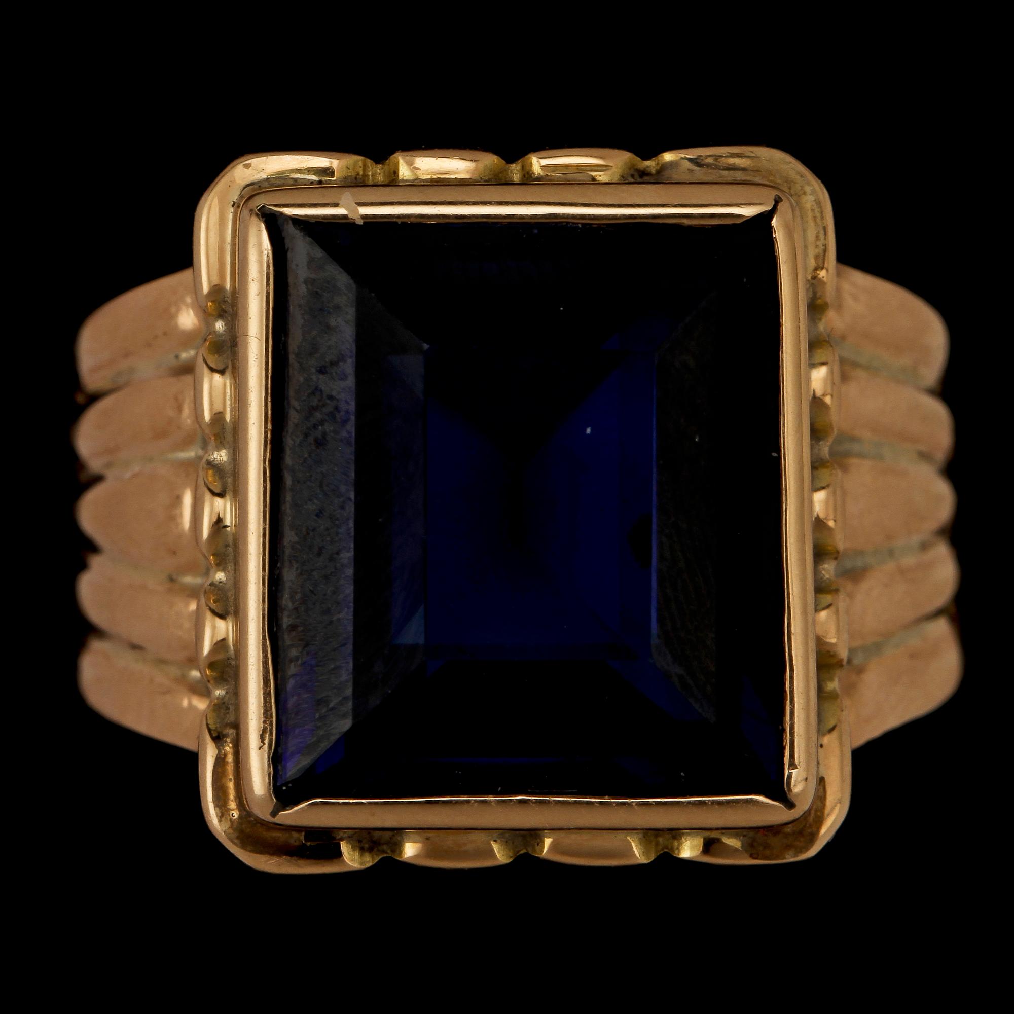 HERRRING, 14k guld med fasettslipat blått glas. Vikt 10 g.
