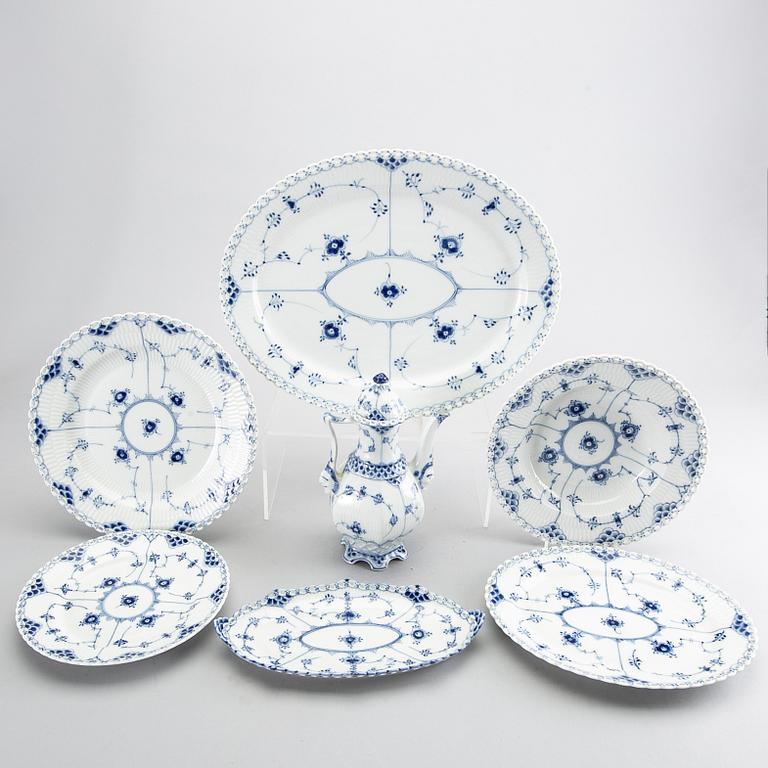 A set of 22 pcs of Musselmalet helbonde porcelain service.