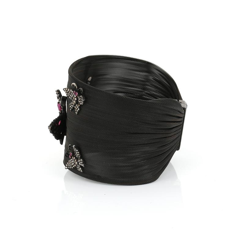 ARMBAND, rostfritt svart stål, rubiner och små diamanter.