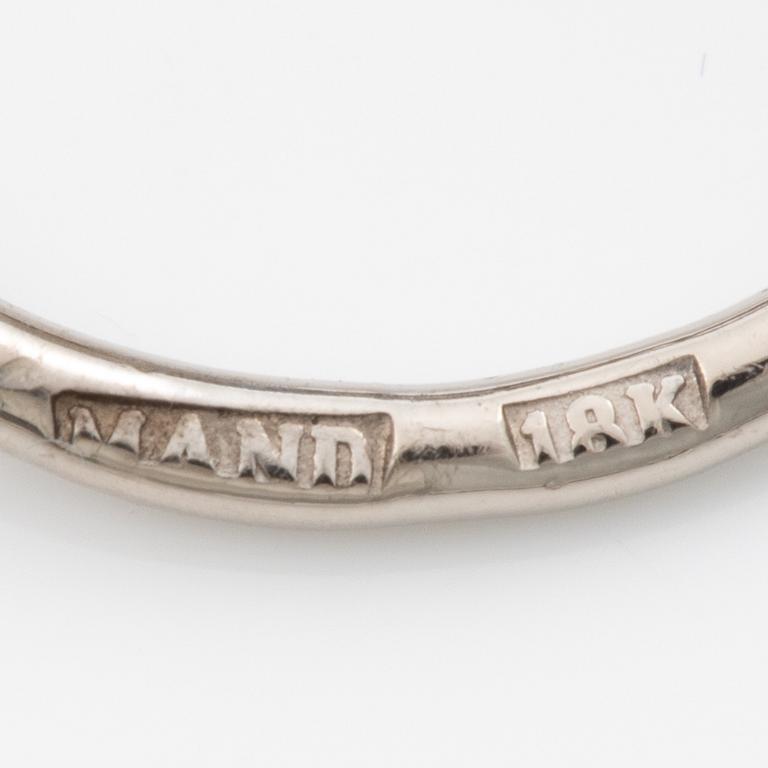 Ring, Mandelstam, 18K white gold with sapphires and brilliant-cut diamonds.