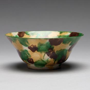 An egg and spinach bowl, Qing dynasty, Kangxi (1662-1722).