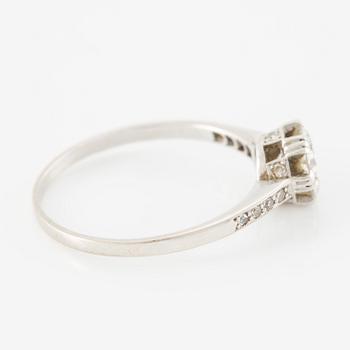 Ring in platinum with brilliant-cut diamond.