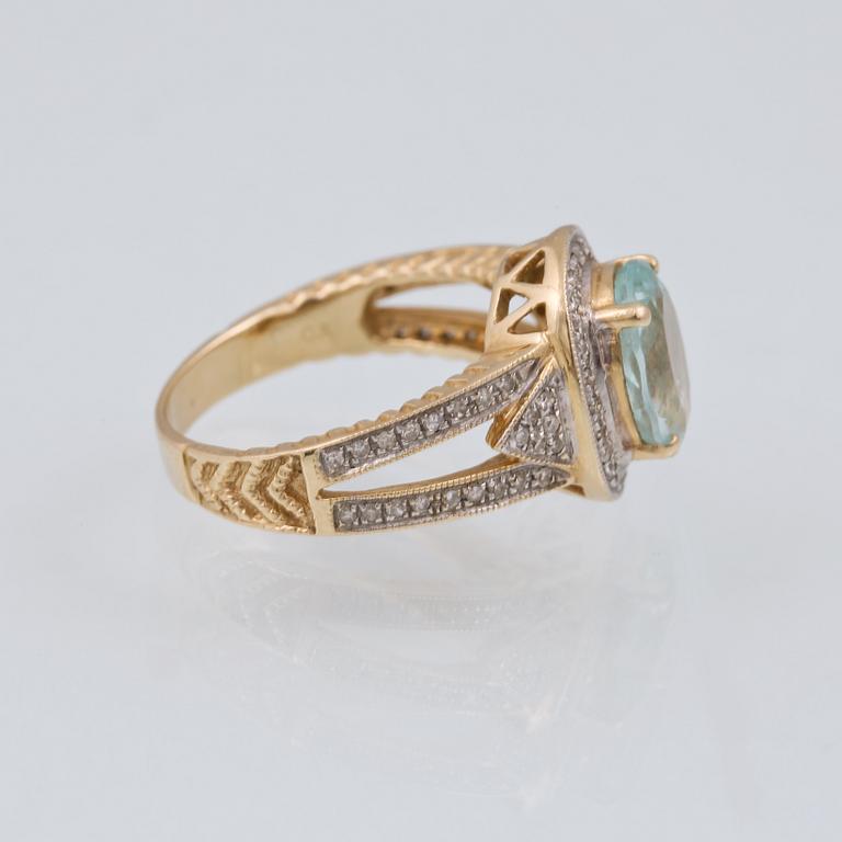 RING, 14K guld med ovalslipad akvamarin 3.65 ct enligt uppgift samt mindre åttkantslipade diamanter. Vikt 5,6 gram.
