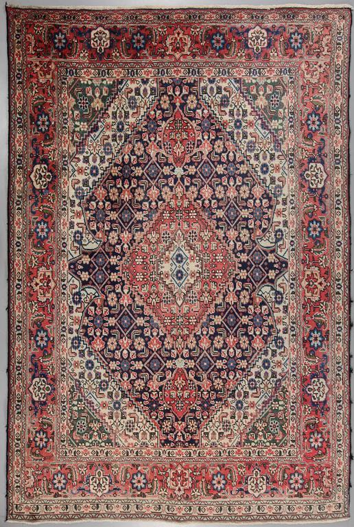 MATTA, orientalisk, 1900-talets andra hälft. 290x202 cm.