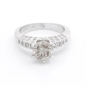 RING 14K vitguld m 1 briljant ca 1,8 ct, ca L-M VS, sidostenar ca 0,25 ct totalt.