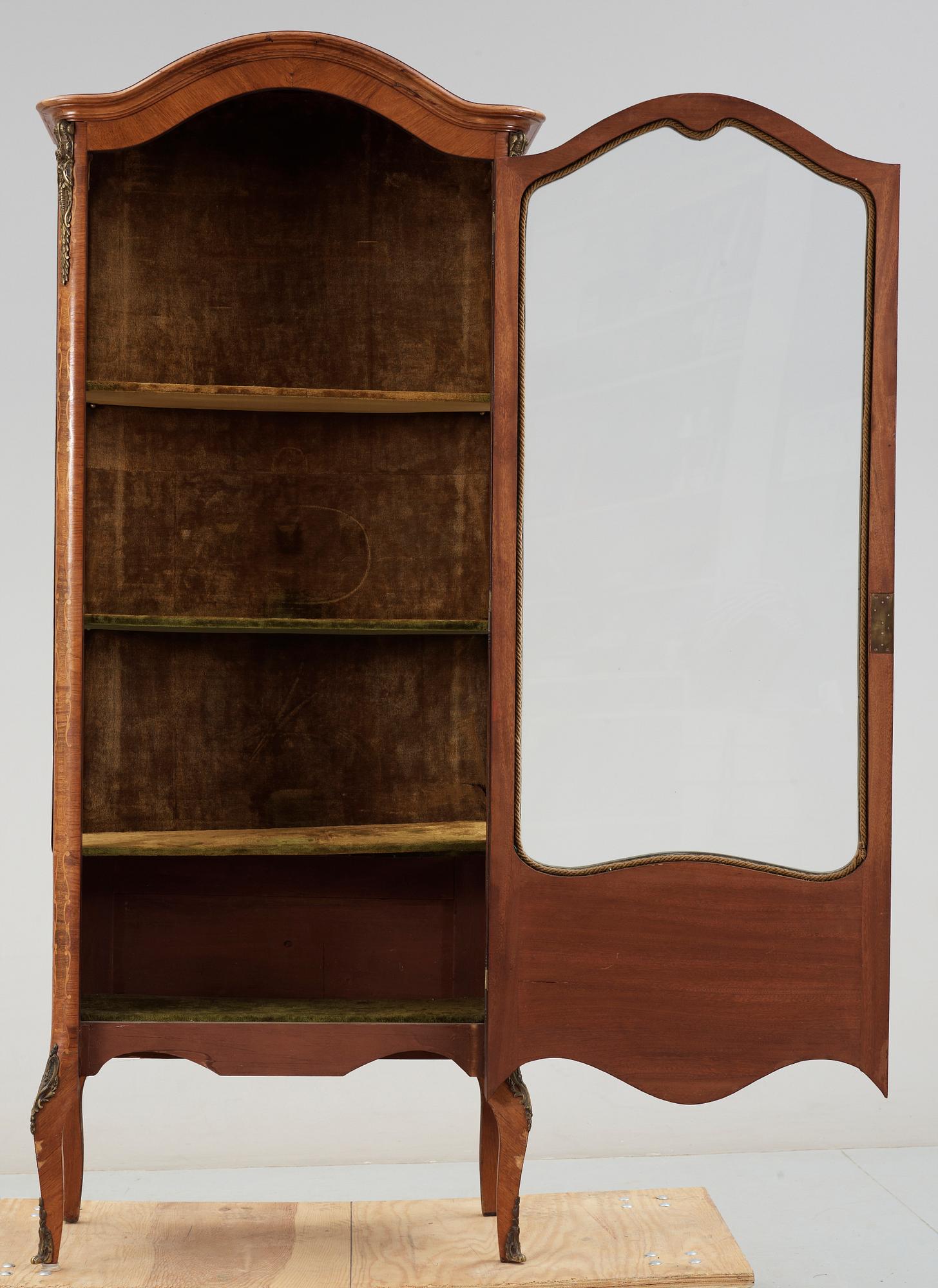 VITRINSKÅP, Louis XVI-stil, 1900-talets början.