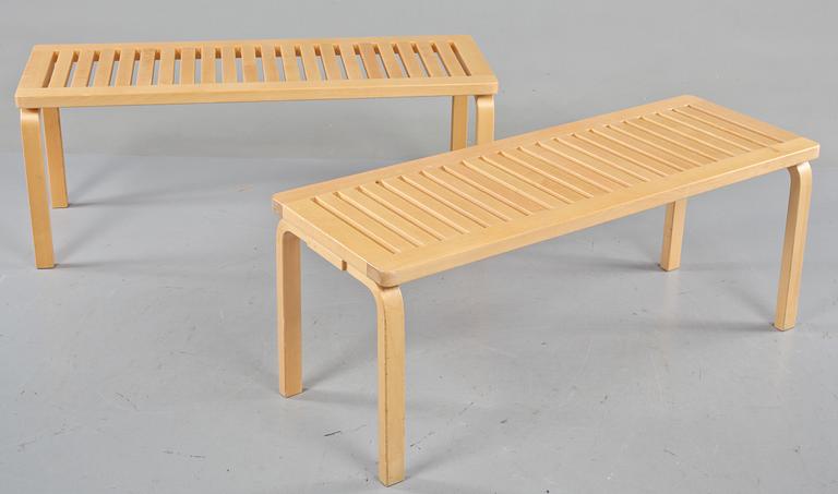 BÄNKAR, 2 st, "153A", Alvar Aalto, Artek, modellen formgiven 1945.