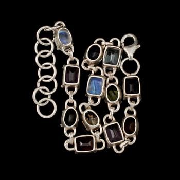 ARMLÄNK, sterlingsilver delvis med fasettslipade och cabochonslipade olikfärgade stenar, 1900-talets slut. Vikt 13 g.