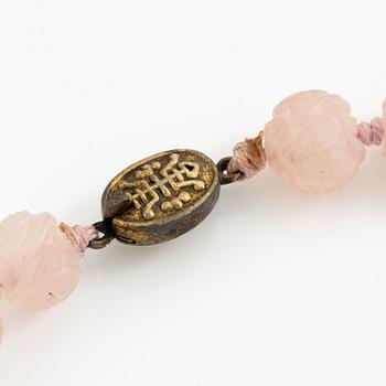 Collier, med skuren rosenkvarts och lås silver, Asien.