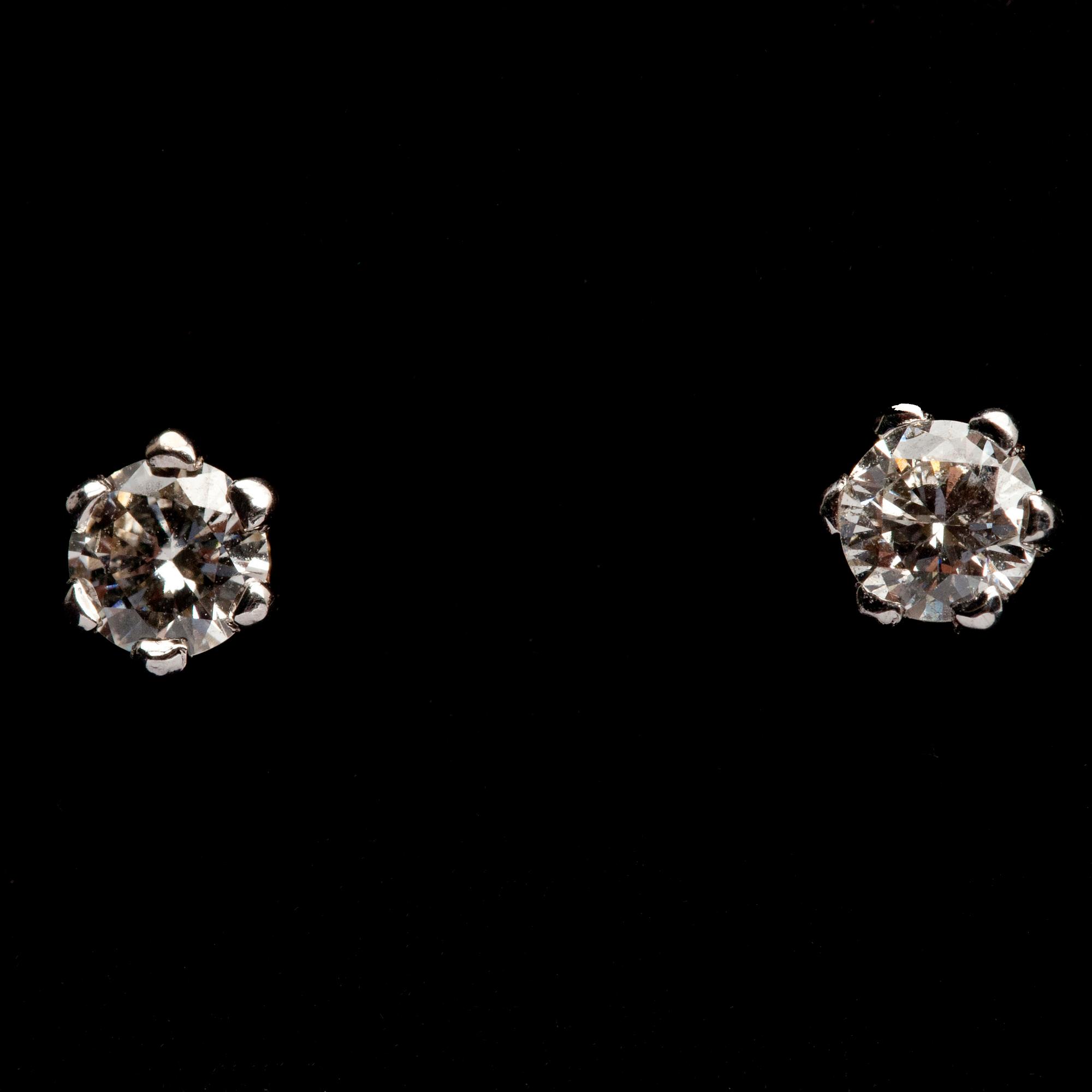 ÖRHÄNGEN, vitguld 14K, briljantslipade diamanter tot. 0,40 ct. Uppskattningsvis Wesselton/ SI.