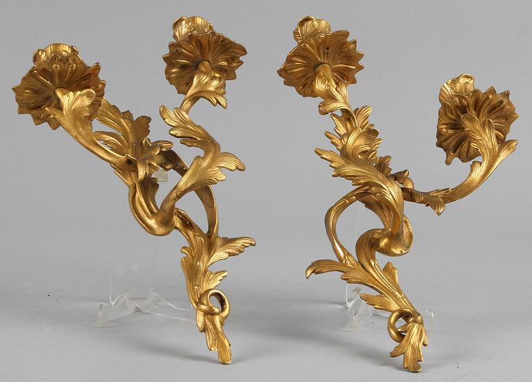 VÄGGAPPLIQUER, ett par, för två ljus. 1900-talets första hälft.