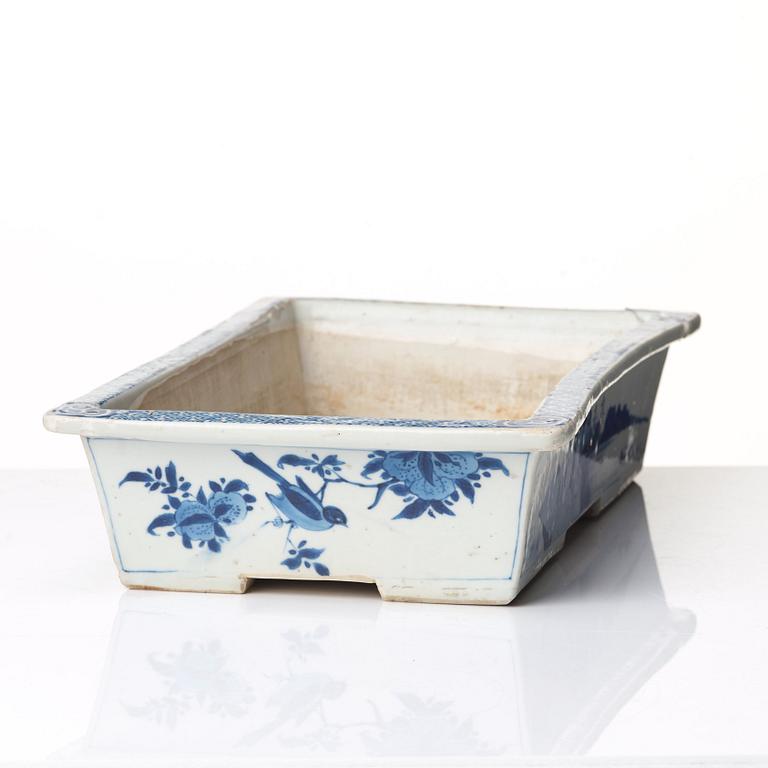 A large blue and white flower pot/censer, Qing dynasty, Kangxi (1662-1722).