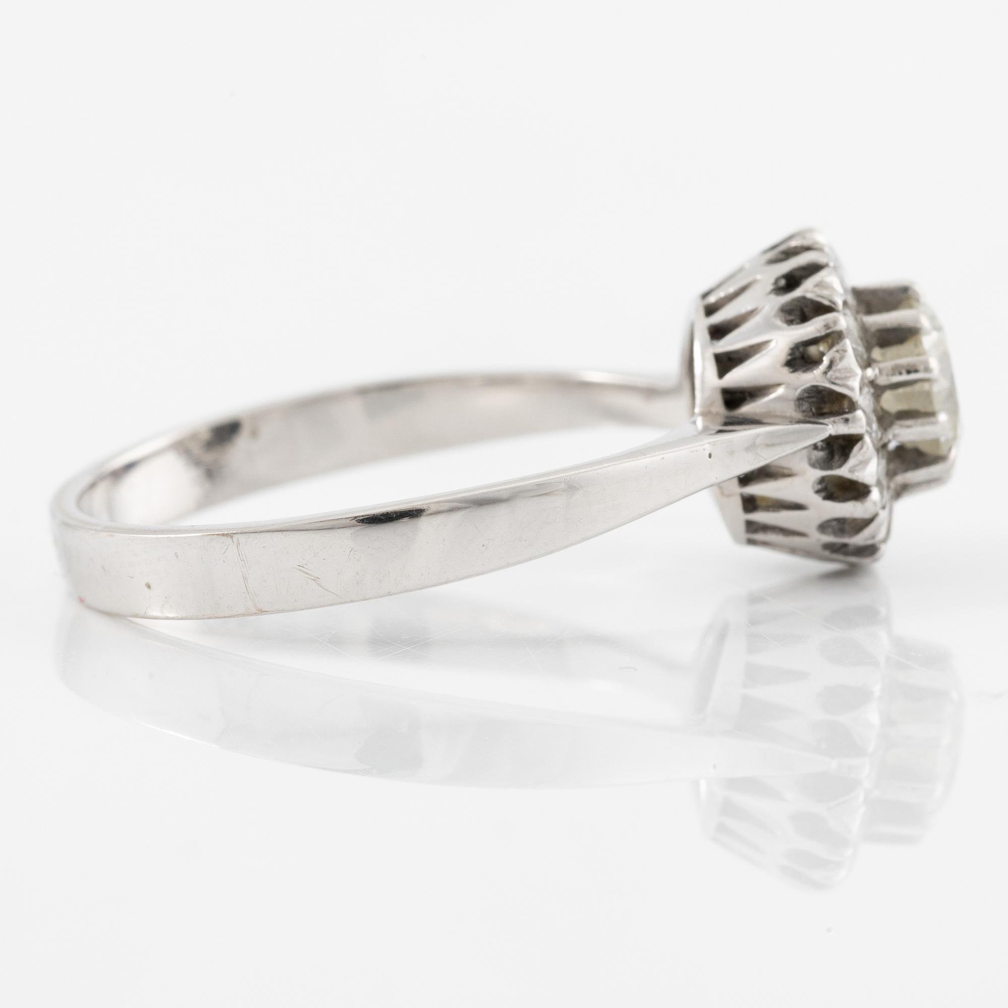 Ring, 18K white gold with brilliant-cut diamonds.
