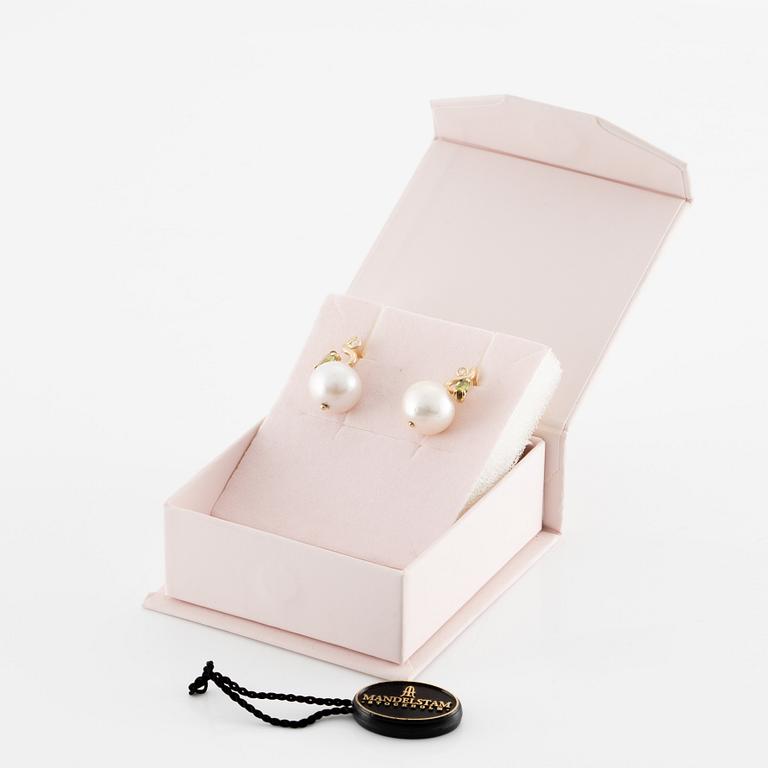 Earrings, Mandelstam, 18K gold with cultured freshwater pearls, green tourmalines, and brilliant-cut diamonds.