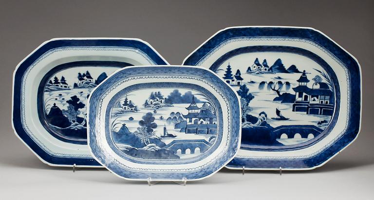 STEKFAT, två stycken samt TERRINFAT, porslin. Qing dynastin, 1800-tal.
