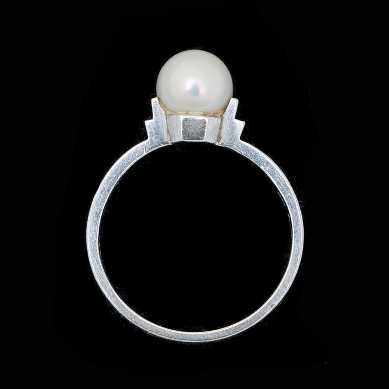 RING, 18 k guld med odlad pärla. Wiwen Nilsson, Lund, 1938. Vikt 3,5 g.