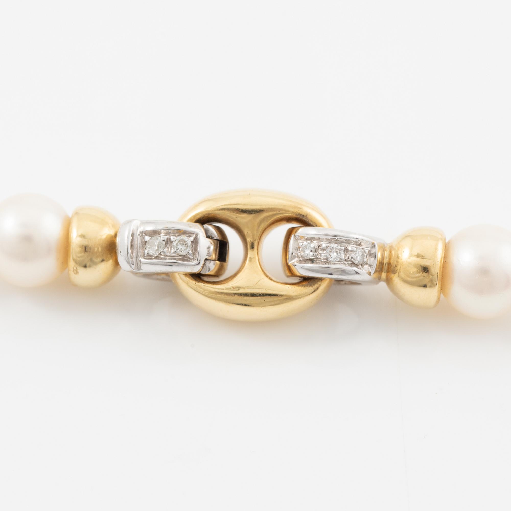 Necklace of cultured pearls, clasp 18K gold with round brilliant-cut diamonds.